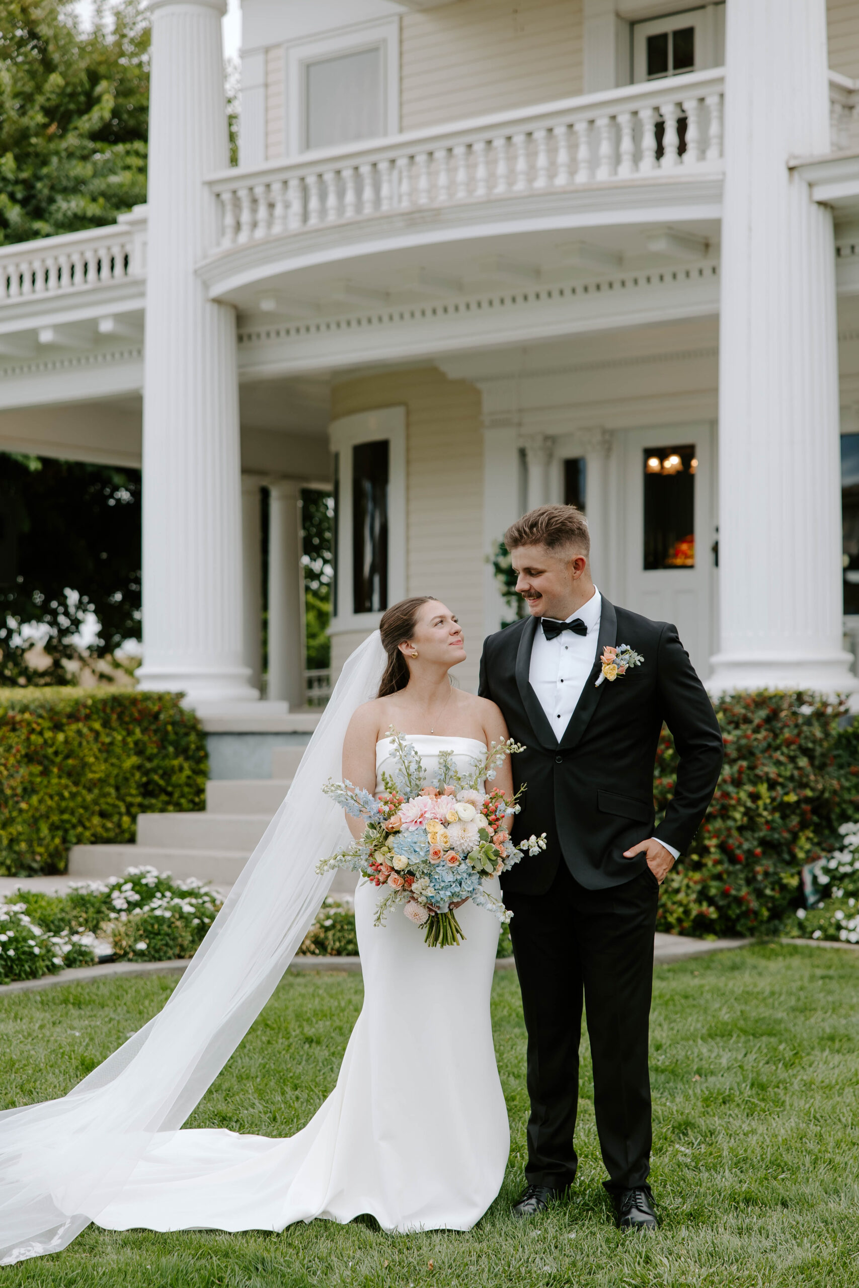 Read more about the article The DeVries, A Stunning Wedding at the Historic Moore Mansion